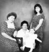 Cuatro generaciones: Sra. Aurora de Favela (f), Blanca Favela de Sustaita, Blanca Elena Sustaita Favela y la pequeña Dahena Gallardo Sustaita, en 1989.