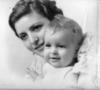 Sra. Enriqueta Cavazos de Valdés (f) y su hijo Santiago Valdés Cavazos, quien cumplió 81 años el 17 de octubre de este año. Studio Sosa, 1934.