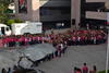 Se congregaron decenas de mujeres y estudiantes para dar forma al emblema que caracteriza al mes rosa y la lucha contra el cáncer.