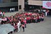 Se congregaron decenas de mujeres y estudiantes para dar forma al emblema que caracteriza al mes rosa y la lucha contra el cáncer.