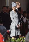 La duquesa portó un vestido gris de Alexander McQueen que dejaba ver levemente su “pancita” de unas 12 semanas de gestación.