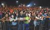 "Calle 13", gritaban los asistentes, pero fue hasta las 21:45 horas que el recinto oscureció, para dar inicio al concierto que duró alrededor de dos horas.