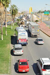 La fila de autos se extendió a lo largo del puente que une a las ciudades de Torreón y Gómez Palacio.