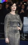 Anne Hathaway posó ante los fotógrafos británicos en el estreno de su nueva película.