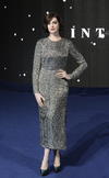 Anne Hathaway se llevó las miradas al desfilar por la alfombra roja en Leicester Square en Londres.