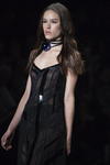 Más tarde la firma Giuliana Romanno dejó lucir a las modelos distinto vestidos en colores obscuros de su colección de Invierno 2015.
