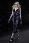 Más tarde la firma Giuliana Romanno dejó lucir a las modelos distinto vestidos en colores obscuros de su colección de Invierno 2015.