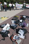 En Estados Unidos, un grupo de unos 60 estudiantes de la Universidad de Arizona se sumaron a los protestas y dejaron sus mochilas en el suelo con fotos de los 43 estudiantes desaparecidos.