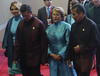 En foto grupal de APEC mandatarios portan vestimenta típica.