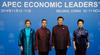 En foto grupal de APEC mandatarios portan vestimenta típica.
