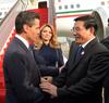 Al bajar del avión presidencial, Enrique Peña Nieto y la primera dama, Angélica Rivera de Peña, fueron recibidos por el alcalde de Beijing, Wang Anshun y otros mandatarios chinos.