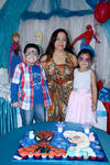 12112014 CUMPLE CINCO AñOS.  Axel Morales Belmonte con su mamá, Abril Belmonte.