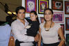 13112014 EN FAMILIA.  Carlos Violante, Ana Fernanda y Lucy Tovar, captados en la inauguración de la expo '¡Asústame panteón!'.