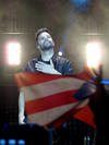 El cantante se despidió con una fuerte ovación por parte del público entre el cual se veían gorras de "Equipo Ricky" y algunas banderas de Puerto Rico.
