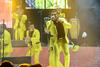La agrupación salió al escenario luciendo llamativos trajes amarillos y camisas negras.