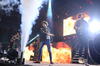 Después, los artistas irrumpieron en el escenario a las 9:30 de la noche. Gritos como "¡CD9, CD9!" aturdieron el Coliseo. Algunas mujeres lucieron playeras y gorras de la agrupación que recién logró un "disco de oro".