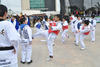 Familias enteras acudieron al desfile para apoyar a los jóvenes que realizaron demostraciones de Tae Kwon Do.