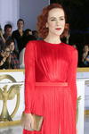 La actriz estadounidense Jena Malone lució un elegante vestido rojo.