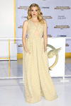 La actriz británica Natalie Dormer lució espectacular al posar ante la prensa en la alfombra roja.