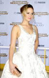 Jennifer Lawrence, la más esperada del evento, acudió con un elegante vestido blanco y el cabello recogido.