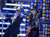 El cantante estadounidense Pitbull y el mexicano Carlos Santana hicieron vibrar al público.