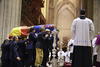 En la catedral esperaba el arzobispo emérito de Sevilla, cardenal Carlos Amigo Vallejo, que ofició la misa de funeral.