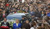 Un aplauso espontáneo acompañó el recorrido del coche fúnebre con los restos de la duquesa desde el Ayuntamiento hasta la catedral de Sevilla.