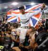 Técnicos, ingenieros, miembros del staff, aficionados y hasta autoridades de la FIA se congregaron en el pista para aplaudir a Lewis.