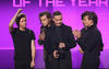 One Direction también cautivó a sus fans con su música durante la ceremonia.