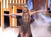 La cantante Taylor Swift se encargó de abrir la edición 2014 de los American Music Awards 2014 con su actuación musical.