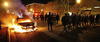 Los manifestantes incendiaron una patrulla en protesta por el fallo en el caso de Michael Brown. , Regresa violencia a Ferguson por caso Michael Brown