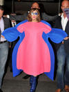En una visita a Francia, Gaga salió de su hotel con un enorme vestido azul y rosa.