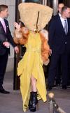 En una visita a Francia, Gaga salió de su hotel con un enorme vestido azul y rosa.