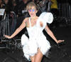Después de participar en el iTunes Festival en Londres, Gaga regresó a su hotel con un vestido que generaba burbujas.