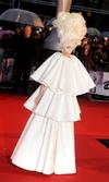 Gaga sorprendió al llegar con un muy elaborado vestido "galáctico" a la entrega de los Grammy 2010.