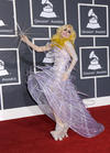 Gaga sorprendió al llegar con un muy elaborado vestido "galáctico" a la entrega de los Grammy 2010.