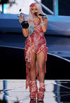 Gaga se enfundó en un vestido de carne real para recibir un galardón a manos de Cher en la polémica entrega de premios.