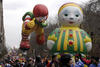Espectadores de todas las edades disfrutan al máximo de los globos gigantes con forma de personajes que recorren Manhattan por el Desfile de Macy's en el Día de Acción de Gracias.