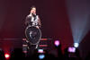 Laura Pausini llegó al escenario de la Arena Ciudad de México pasadas las 21:30 horas, acaparando las miradas al portar un traje de charro, negro con incrustaciones de plata, mientras que de fondo las banderas de México e Italia ondeaban.