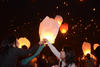 Los globos se encendieron en parejas y se le pidió previamente a la gente que se llevaran encendedores.