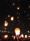 Los globos se encendieron en parejas y se le pidió previamente a la gente que se llevaran encendedores.