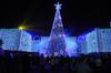 Miles de luces pusieron el ambiente navideño a la Presidencia Municipal de Gómez Palacio.
