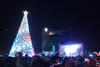 Miles de luces pusieron el ambiente navideño a la Presidencia Municipal de Gómez Palacio.