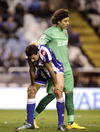 Después de un minuto de silencio extraño, el Málaga dejó aún más helado a Riazor en el partido en el que el fondo de los Riazor Blues fue clausurado.