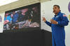 El astronauta de origen mexicano, José Hernández, impartió en el auditorio del Bosque Urbano, la conferencia "Cosechando estrellas".