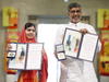 Malala y Satyarthi posaron con sus medallas y diplomas.