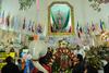 Al ritmo de música de banda cientos de laguneros que abarrotaron el interior de la Parroquia de Nuestra Señora de Guadalupe entonaron las tradicionales Mañanitas a la Virgen de Guadalupe.