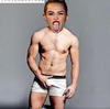 Tras el revuelo por las atrevidas fotos de Nick Jonas para la revista Flaunt, Miley no tardó en colocar su rostro en el cuerpo del cantante.
