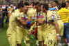 Oribe y sus compañeros tocando la preciada copa.