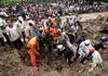 13 de diciembre | Centenar de sepultados en Indonesia. Un alud de tierra sepultó a una multitud, al menos 19 personas perdieron la vida y otras cien continúan desaparecidas bajo toneladas material.